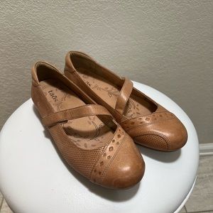 Like new Taos comfy flats